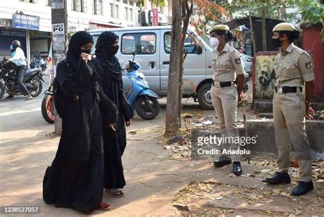 Police Hijab Fotografías E Imágenes De Stock Getty Images