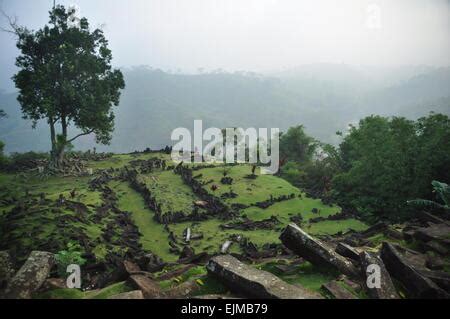 Gunung Padang est un site mégalithique situé dans le village de