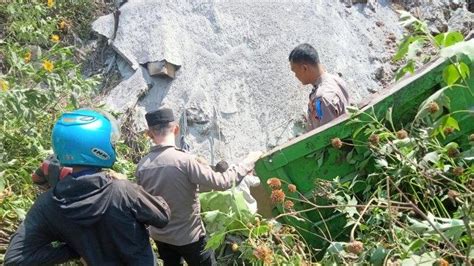 Kecelakaan Maut Truk Pasir Terjun Ke Jurang Di Tepi Jalan Raya Nagreg