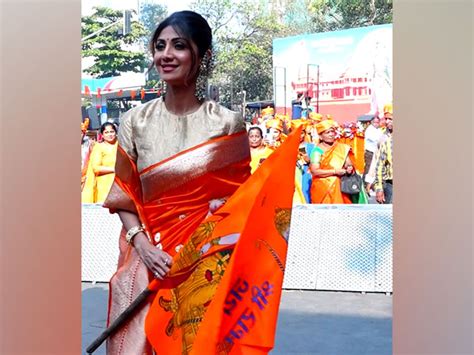 Shilpa Shetty Waves Lord Ram S Flag At Siddhivinayak Temple