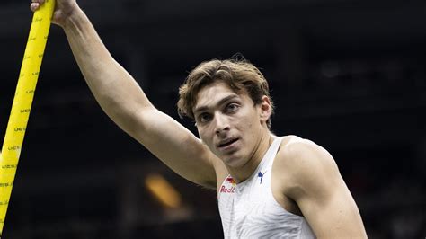 Armand Duplantis Bat Le Record Du Monde Du Saut La Perche En Passant