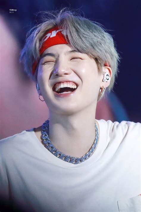 12 Potret Gummy Smile Suga BTS