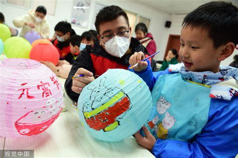 江苏镇江：大学生志愿者指导儿童画兔年元宵节灯笼 学习传统文化