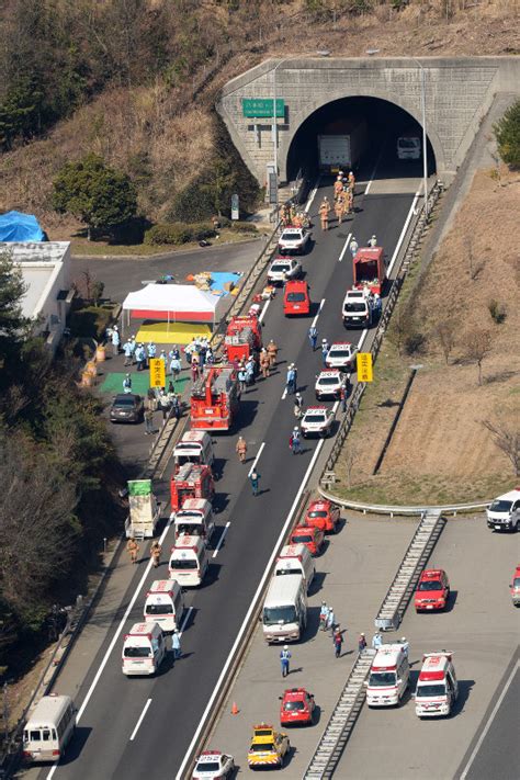 山陽道：12台事故、トンネル火災2人死亡、90人けが 写真特集45 毎日新聞