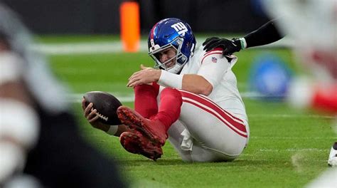 Daniel Jones Suffers Knee Injury, Giants' Quarterback Situation ...