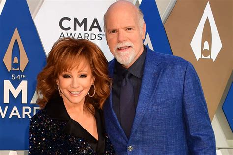 Rex Linn Sneaks Quick Kisses From Reba Mcentire On Happys Place