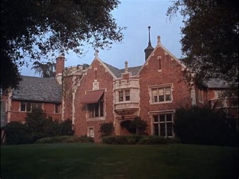 Wayne Manor 1960s Batman Batman Wiki Fandom