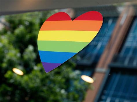 「同志驕傲月」由來是什麼？彩虹代表意義？一起支持 Lgbtq！