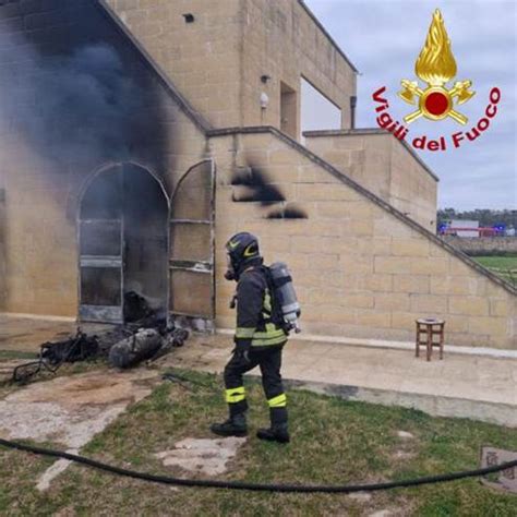 Lecce Deposito Agricolo In Fiamme In Una Masseria Vigili Del Fuoco