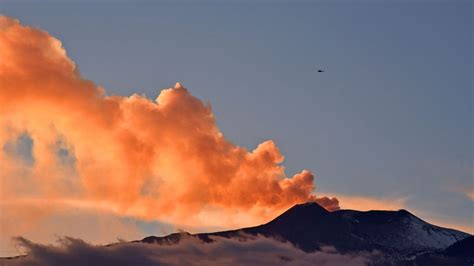 Indon Sie Un Volcan Entre En Ruption Sur L Le Dhalmahera Dans La