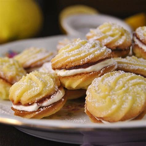 Limonini piškoti z malinovo marmelado in masleno kremo Gurman eu