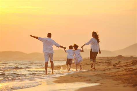 Imagem De Familia Na Praia Tempestade De Neve Na Costa Leste