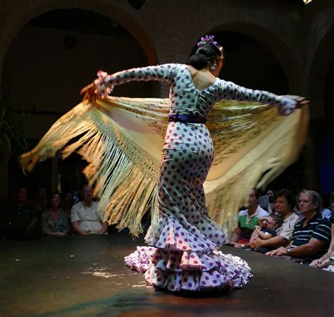 File:Flamenco in Sevilla 01.jpg - Wikimedia Commons