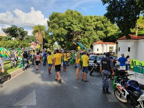 Manifestantes Fazem Carreata Pedindo A Reabertura Do Rcio Em Cuiab