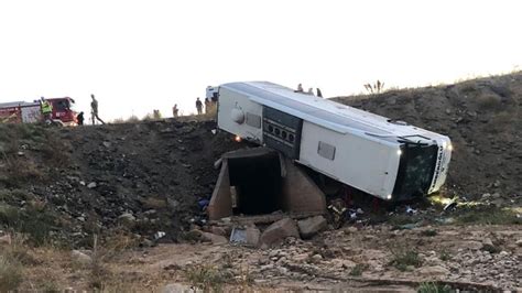 Erzurum da feci kaza Yolcu otobüsü şarampole devrildi Ölüler ve