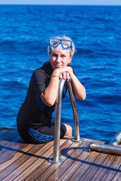 Buceador antes de bucear una lección de buceo en aguas abiertas Foto