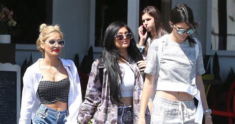 Kylie Jenner And Pia Mia Hold Hands While Shopping With Kendall Kendall Jenner Kylie Jenner