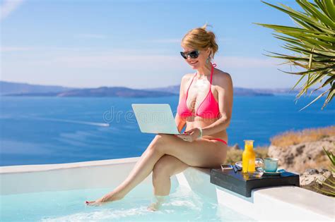 Mujer En El Bikini Que Se Sienta Por La Piscina Fotos De Stock