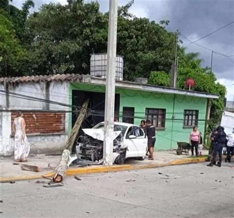 Un Veh Culo Derriba Poste Y Se Incrusta Mariano Escobedo