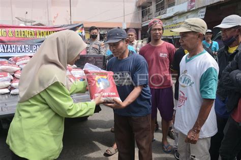 Pembagian Beras Bagi Warga Kurang Mampu Antara Foto