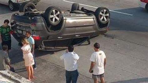 Camioneta choca a taxi y vuelca frente al Morro en Boca del Río La