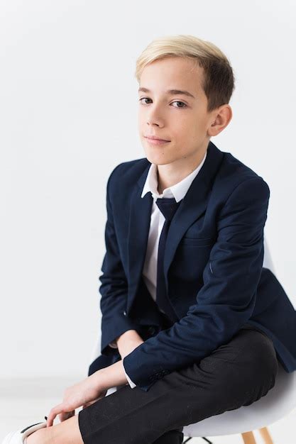 Retrato De Adolescente Elegante Menino De Escola Em Camisa Branca E