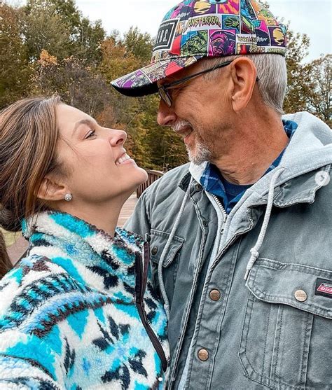 Le couple avec 30 ans décart attend un bébé Larry et Mindy critiqués