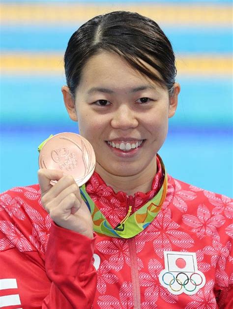 銅メダルを手に笑顔を見せる競泳女子2：リオ五輪 日本人メダリスト 写真特集：時事ドットコム