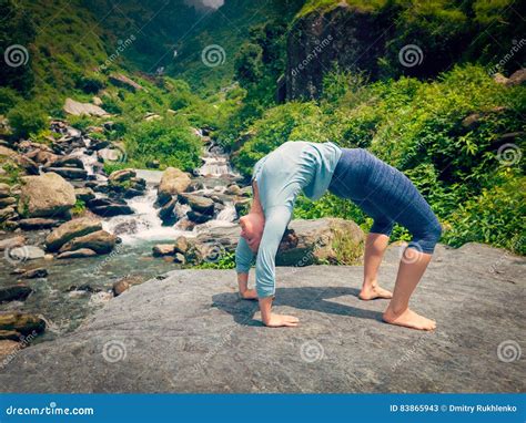 Mujer Que Hace El Asana Urdhva Dhanurasana De La Yoga De Ashtanga