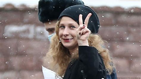 Miembro De Pussy Riot Huye De Rusia Vestida De Repartidora DW