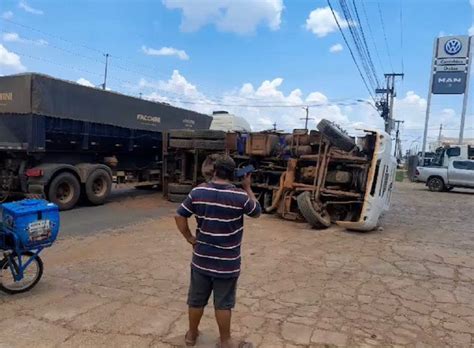 Caminhão sem motorista invade avenida movimentada e provoca acidente