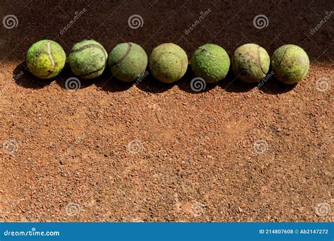 Viejas Pelotas De Tenis Maltratadas Yacen Seguidas En Una Cancha De