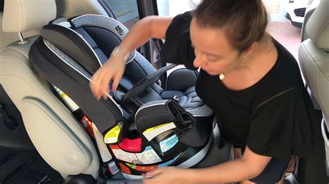 Prender cadeirinha ISOFIX virada para frente para bebês a partir de