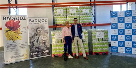 Miguel Ngel Perera Donar Al Banco De Alimentos De Badajoz Parte De