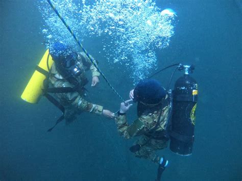 ABI 51 alféreces se gradúan como buceadores militares en el lago Titicaca