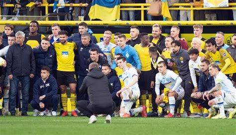 Zeichen F R Den Frieden Bvb Benefizspiel Gegen Kiew Sorgt F R