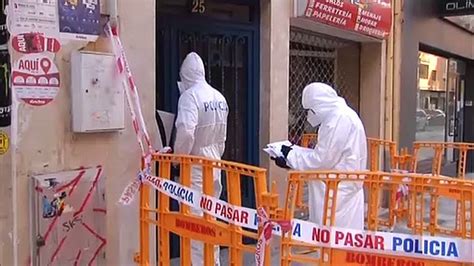 La Policía entrega a los vecinos confinados en un edificio de Albacete