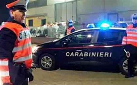 Si Intrufolano Nel Bar Rubano La Cassa E Bottiglie Di Alcolici