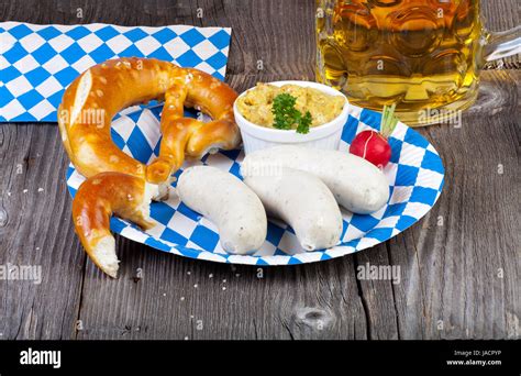 Typisch Bayerische Oktoberfest Mahlzeit Mit Wei Wurst Senf Brezeln