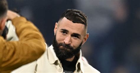 Karim Benzema Main Dans La Main Avec Un Petit Garçon Première Photo