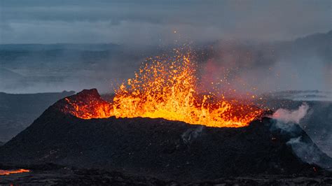 pourquoi  volcan est il explosif ou effusif
