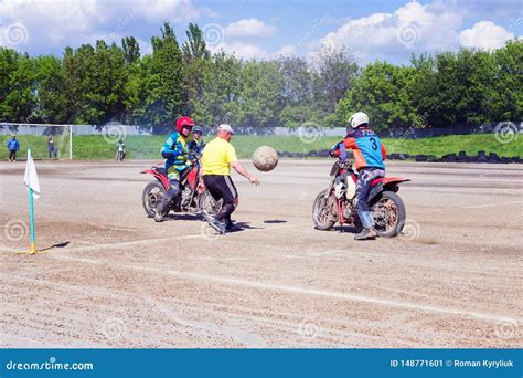 El Jinete Del Motocr S Crea Una Nube Grande Del Polvo Y De La Ruina