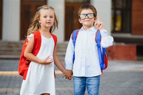 Crian As Felizes Voltando Para A Escola Foto Premium