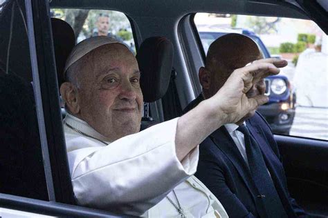 Il Papa sì al battesimo per gay e transgender Le indicazioni del Vaticano Newsby