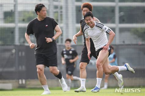 조기 축구에 뜬 득점왕 손흥민멀티골 넣고 찰칵세리머니 공감언론 뉴시스통신사