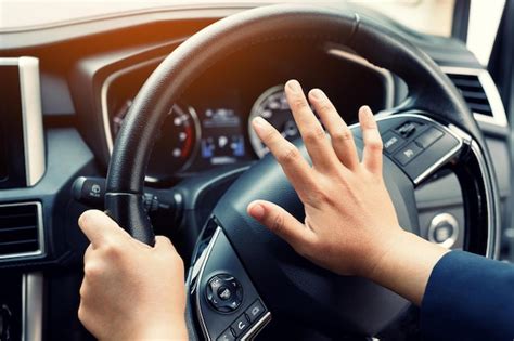 Homem Apertando A Buzina Enquanto Dirige Sentado Em Um Volante