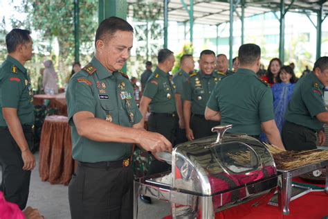 Rayakan Idul Adha Pangdam Tuejeh Makan Bersama Prajurit Pns Dan