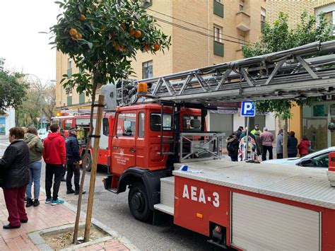 Tres personas ingresadas por inhalación de humo tras el incendio de