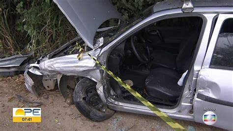 Colis O Entre Dois Carros Deixa Motorista Preso S Ferragens Na Estrada