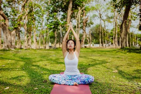 Joven Mujer Relajada Meditando Bajo El Sol Foto Gratis